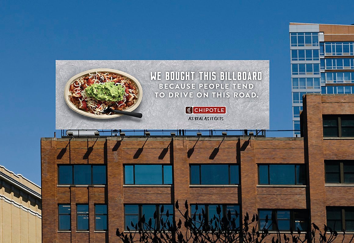 Quảng cáo trên biển hiệu của Chipotle Quảng cáo trung thực nhưng thú vị của Chipotle đã đi thẳng vào vấn đề, khuyến khích người tiêu dùng tham gia vào các bình luận tự hạ thấp bản thân.