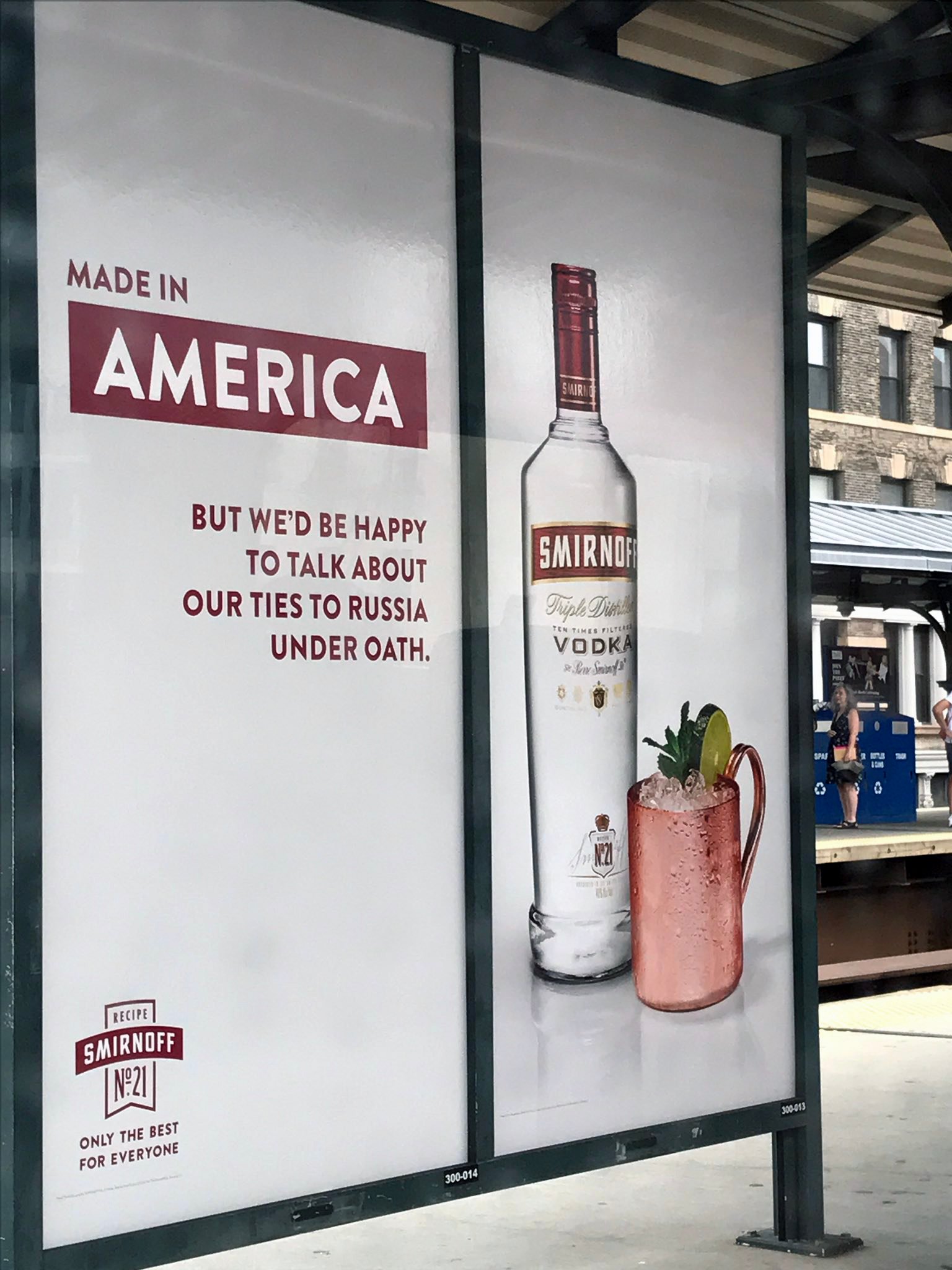 Thiết kế quảng cáo biển quảng cáo Smirnoff nguồn:smirnoff.comSmirnoff đã đưa ra góc nhìn chính trị có khả năng gây chia rẽ trong quảng cáo trên biển quảng cáo này.